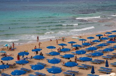 Ayia Napa, Kıbrıs - 29 Mayıs 2021: İnsanlar ünlü Glyki Nero Sahili 'ni ziyaret ediyor. Ayia Napa, Kıbrıs 'ın güney kıyılarının uzak doğu ucunda bir turizm beldesi..