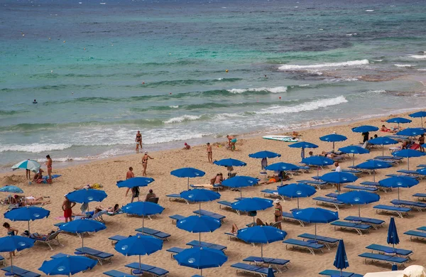 Ayia Napa, Kıbrıs - 29 Mayıs 2021: İnsanlar ünlü Glyki Nero Sahili 'ni ziyaret ediyor. Ayia Napa, Kıbrıs 'ın güney kıyılarının uzak doğu ucunda bir turizm beldesi..