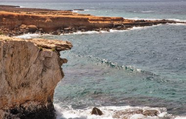Ayia Napa yaz tatil beldesi kayalık kıyı şeridi kıyı manzarası, Kıbrıs.