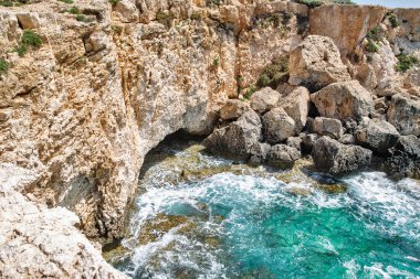 Ayia Napa yaz tatili kayalık kıyı şeridi manzaralı ünlü mağaralar, Kıbrıs.