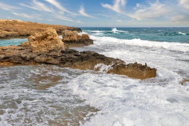 Ayia Napa yaz tatili kayalık fırtınalı sahil önü, Kıbrıs.