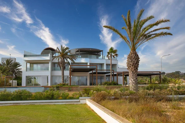Lüks modern villaları olan yaz manzarası. Ayia Napa tatil beldesi, Kıbrıs.