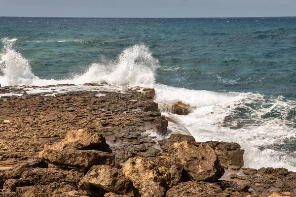 美しい風光明媚な波が砕け落ちる岩の上に — ストック写真