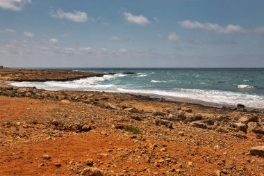Ayia Napa yaz tatili kayalık fırtınalı sahil önü, Kıbrıs.