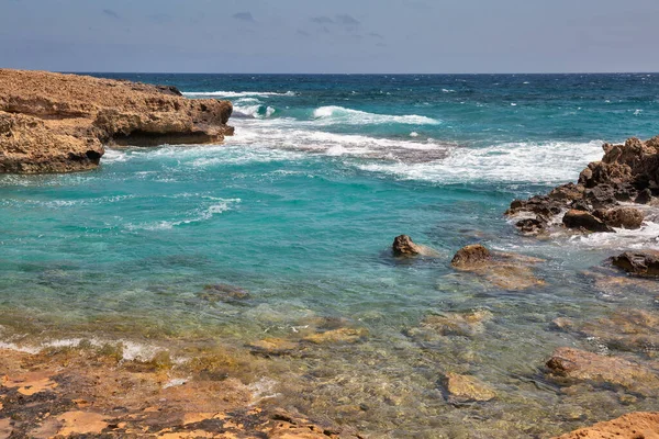Ayia Napa yaz tatili kayalık fırtınalı sahil önü, Kıbrıs.