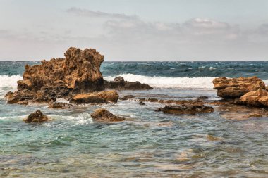 Ayia Napa yaz tatili kayalık fırtınalı sahil önü, Kıbrıs.