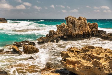 Ayia Napa yaz tatili kayalık fırtınalı sahil önü, Kıbrıs.