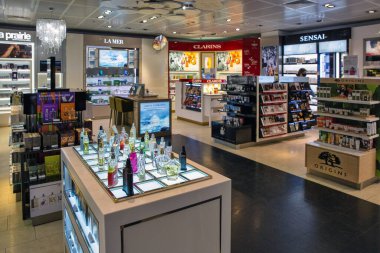 Boryspil, Ukrayna - 22 Mayıs 2021: Boryspil Uluslararası Havalimanı 'nda La Mer, Clarins, Sensai tezgahları ile parfüm ve kozmetik ürünleri ücretsiz dükkânı.