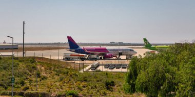 Larnaca, Kıbrıs - 31 Mayıs 2021: Wizz Air ve S7 Airlines uçakları Glafcos Clerides Larnaca uluslararası havaalanında. Larnaca, Lefkoşe ve Limasol 'den sonra ülkenin üçüncü büyük kentidir..