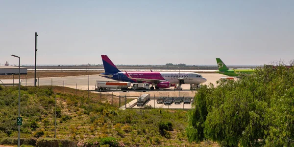 Larnaca, Kıbrıs - 31 Mayıs 2021: Wizz Air ve S7 Airlines uçakları Glafcos Clerides Larnaca uluslararası havaalanında. Larnaca, Lefkoşe ve Limasol 'den sonra ülkenin üçüncü büyük kentidir..