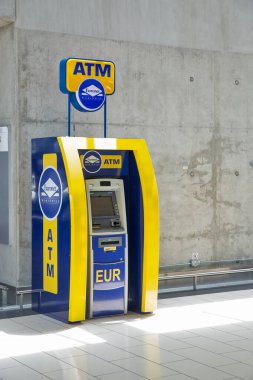 Larnaca, Kıbrıs - 31 Mayıs 2021: Euronet Worldwide Bank ATM Glafcos Clerides Larnaca uluslararası havaalanı. Kansas 'ta merkezi olan küresel elektronik ödeme hizmetleri sağlayıcısı..