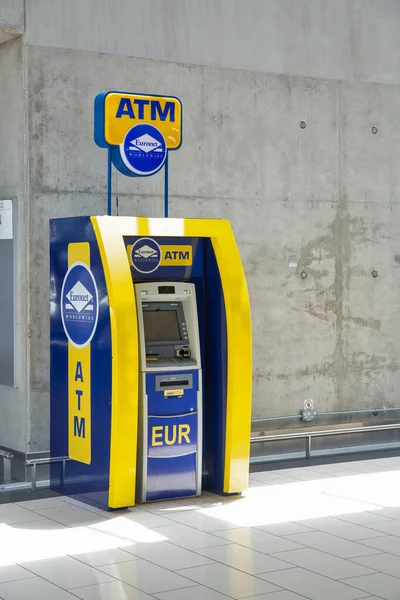 Larnaca, Kıbrıs - 31 Mayıs 2021: Euronet Worldwide Bank ATM Glafcos Clerides Larnaca uluslararası havaalanı. Kansas 'ta merkezi olan küresel elektronik ödeme hizmetleri sağlayıcısı..