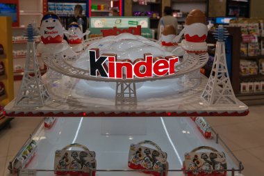 Larnaca, Kıbrıs - 31 Mayıs 2021: Uluslararası Havalimanı gümrüksüz dükkanındaki Kinder çikolata tezgahı. İtalyan çokuluslu şekerleme şirketi Ferrero tarafından üretilen bir çikolata markası..
