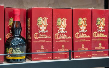 Larnaca, Kıbrıs - 31 Mayıs 2021: St. John Commandaria, Larnaca Uluslararası Havalimanı 'nın gümrüksüz dükkanındaki tatlı şarap tezgahını güçlendirdi. Kuzey Limasol 'da benzersiz bir Troodos bölgesidir..