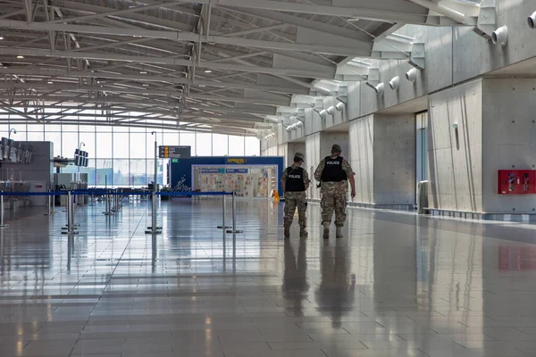 ラルナカ キプロス 2021年5月31日 警察官は ラルナカ国際空港のフライト登録カウンターでチェックに沿って歩く ラルナカは国内で3番目に大きい都市です — ストック写真