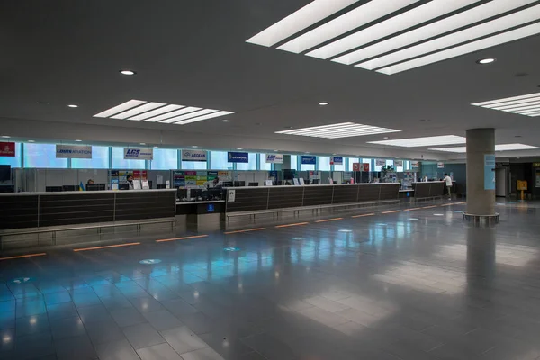 Larnaca Cyprus May 2021 People Visit Check Flight Registration Counters — ストック写真