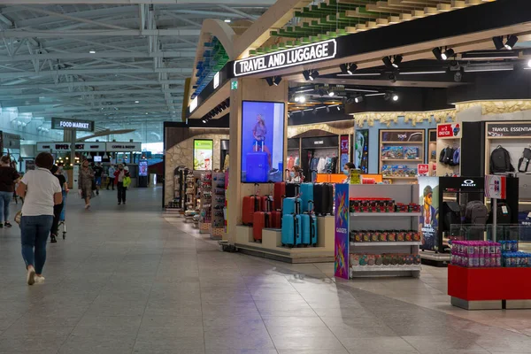Larnaca Chipre Mayo 2021 Gente Visita Sala Con Tiendas Aeropuerto — Foto de Stock