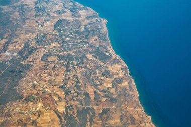 Kıbrıs 'ın Karpass Yarımadası' ndaki Gelincik veya Vasili bölgesinde hava manzarası. Kuzey Kıbrıs 'ın fiili kontrolü altındadır..