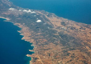 Kıbrıs 'taki Karpass Yarımadası' ndaki Dipkarpaz şehrinin hava manzarası. Kuzey Kıbrıs 'ın fiili kontrolü altındadır..
