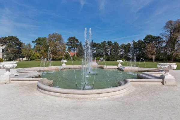 Festetics 宫喷泉 布达佩斯 匈牙利佐洛县 Festetics 宫是兴趣的由成千上万的游客参观最受欢迎的地方 — 图库照片