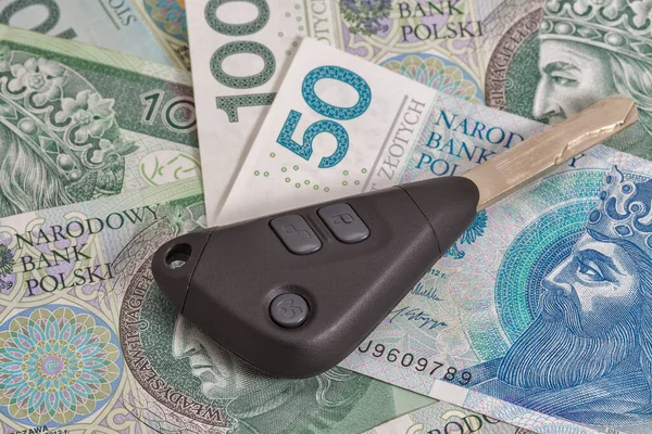 ポーランド ズウォティ紙幣に車のキー背景のクローズ アップ — ストック写真
