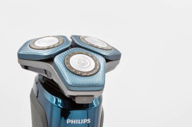 Kyiv, Ukrayna - 3 Nisan 2021: Modern Philips elektrikli traş makinesi 7000 serisinin stüdyo çekimi beyazlara karşı yakın çekim. Philips Hollanda 'nın çok uluslu bir holdingi..