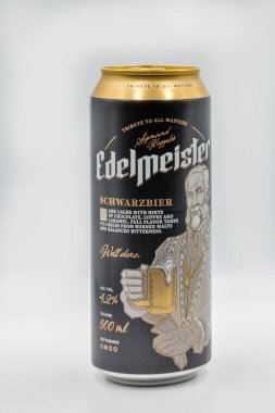 Kyiv, Ukrayna - 24 Nisan 2021: Edelmeister koyu lager birası, çikolata, kahve ve karamel karışımı beyaz arka plana yakın çekim yapabilir. Van Pur S.A tarafından Polonya 'da üretildi..