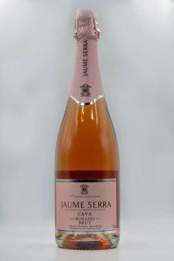 Kyiv, Ukrayna - 08 Mayıs 2021: Cava Jaume Serra Rosado Brut şişesi, İspanyol köpüklü şarabı beyaza karşı. Şaraphane Vilanova i la Geltru kasabasında bir tepenin üstünde yer almaktadır..