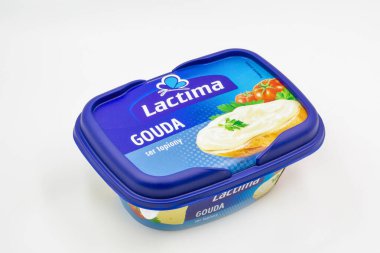 Kyiv, Ukrayna - Mayıs 08.2021: Lactima Gouda peynir paketinin beyaza yakın çekim işlemini gerçekleştirdi. Polonya merkezli işlenmiş bir peynir üreticisi. Masurian ilinden. Bin göl bölgesi olarak bilinir..