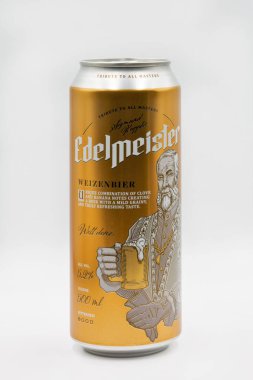 Kyiv, Ukrayna - 24 Nisan 2021: Edelmeister Weissbier, karanfil ve muz notlarıyla beyaz arkaplana yaklaşabilir. Van Pur S.A tarafından Polonya 'da üretildi..