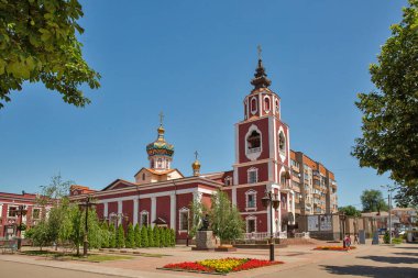 Kryvyi Rih, Ukrayna - 14 Temmuz 2021: İnsanlar St. Nicholas Kilisesi 'nin ve şehir merkezindeki Sovyet askerlerinin toplu mezarının önünde yürüyor. Kryvyi Rih, Orta Ukrayna 'nın en büyük şehridir..