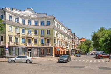 Kryvyi Rih, Ukrayna - 14 Temmuz 2021: Posta Caddesi 'nin şehir merkezi. Kryvyi Rih, Ukrayna 'nın orta kesimindeki en büyük şehir ve ülkenin en kalabalık 7. şehridir..