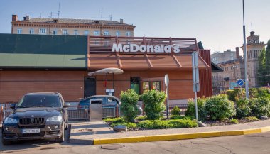 Dnipro, Ukrayna - 14 Temmuz 2021: Yolcu Tren İstasyonu yakınlarındaki McDonald 's fast food restoranı. McDonald 's dünyanın en büyük fast food restoran zinciri..