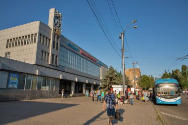 Mariupol, Ukrayna - 15 Temmuz 2021: Modern Yolcu Tren İstasyonu cephesinin önündeki insanlar. 2022 Rusya 'nın Ukrayna işgali sırasında şehir kuşatıldı ve büyük oranda yok edildi..