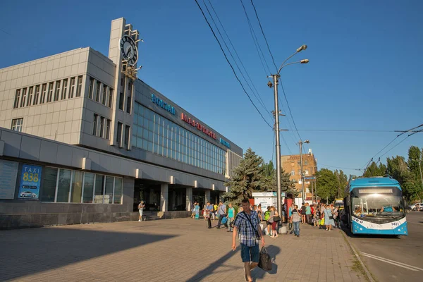 Mariupol Oekraïne Juli 2021 Mensen Voor Moderne Passagiersgevel Tijdens Russische — Stockfoto