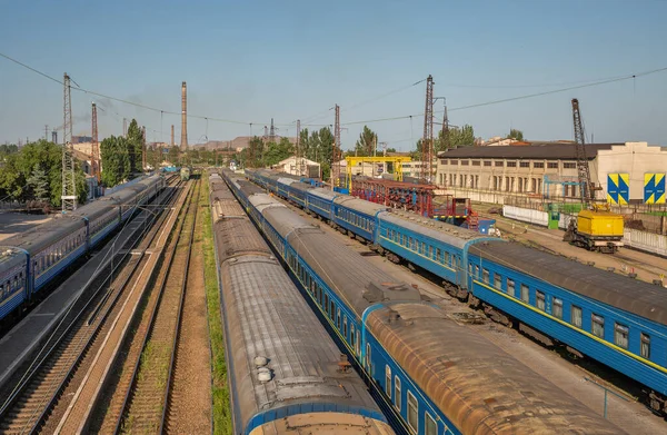 Mariupol Ucrania Julio 2021 Trenes Pasajeros Estacionados Estación Tren Azovstal —  Fotos de Stock