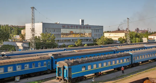 Mariupol Ukraine Juli 2021 Personenbahnhof Mit Geparkten Zügen Hintergrund Azovstal — Stockfoto