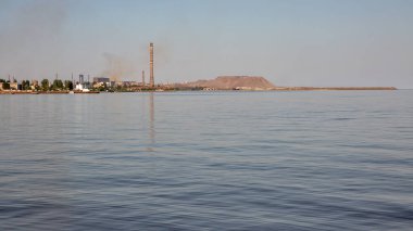 Mariupol, Ukrayna 'da rıhtım kenarı, arka planda Azovstal çeliği var. 2022 Rusya 'nın Ukrayna işgali sırasında şehir kuşatıldı ve büyük ölçüde yok edildi..