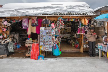 Vorokhta, Ukrayna - 10 Şubat 2022: Karpat Dağları 'ndaki kışlık tatil beldesi hediyelik eşya pazarı.