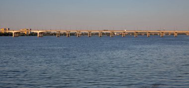 Dnipro, Ukrayna 'daki Dinyeper Nehri üzerindeki Merkez Köprüsü' ne bak..