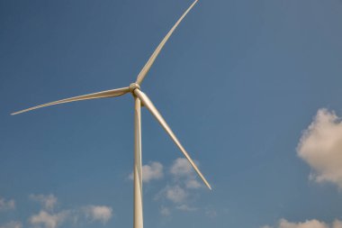 Jenerasyon için yüksek rüzgar türbini fotokopi alanı ile elektrik. Yeşil enerji kavramı.