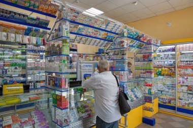 Kryvyi Rih, Ukrayna - 14 Temmuz 2021: İnsanlar şehir merkezindeki eczaneyi ziyaret ediyor. İlaçlar vitrinlere yerleştirilmiş. Sağlık için ilaçlar ve vitaminler.