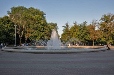 Dnipro, Ukrayna - 13 Temmuz 2021 Kahramanlar Parkı 'nda Lily çeşmesini ziyaret eden insanlar var. Dnipro, daha önce Dnipropetrovsk olarak adlandırılan Ukrayna 'nın yaklaşık bir milyon nüfusuyla dördüncü büyük kentidir..
