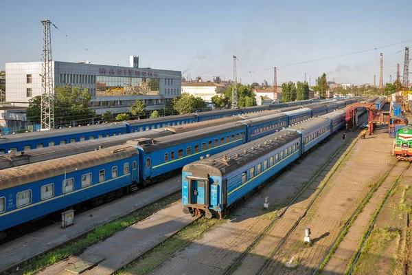 Mariupol Ukraine 2021年7月15日 铁路客运站 停放列车 以Azovstal为背景 2022年俄罗斯入侵乌克兰期间 该城被围困 大部分被毁 — 图库照片