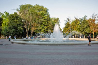 Dnipro, Ukrayna - 13 Temmuz 2021 Kahramanlar Parkı 'nda Lily çeşmesini ziyaret eden insanlar var. Dnipro, daha önce Dnipropetrovsk olarak adlandırılan Ukrayna 'nın yaklaşık bir milyon nüfusuyla dördüncü büyük kentidir..