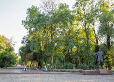Dnipro, Ukrayna - 13 Temmuz 2021: İnsanlar Valery Chkalov anıtıyla Lazar Globa parkını ziyaret ediyor. Dnipro, daha önce Dnipropetrovsk olarak adlandırılan Ukrayna 'nın dördüncü büyük kentidir...