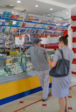Mariupol, Ukrayna - 15 Temmuz 2021: İnsanlar şehir merkezindeki eczaneyi ziyaret ediyor. İlaçlar vitrinlere yerleştirilmiş. Sağlık için ilaçlar ve vitaminler.