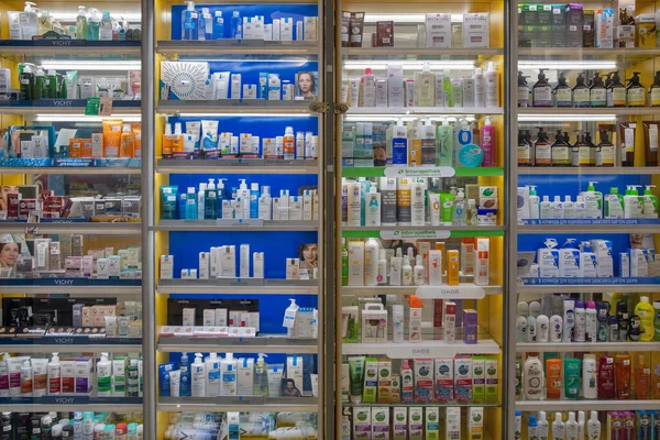 Mariupol Ukraine Juli 2021 Apothekenregale Voller Unterschiedlicher Medizinischer Kosmetikprodukte Medikamente — Stockfoto