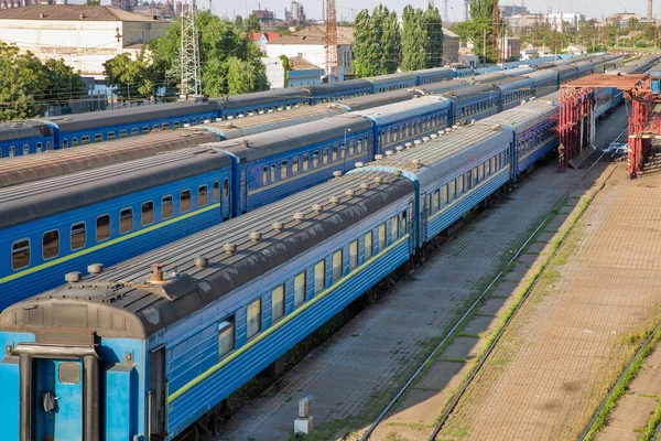 Treni Passeggeri Parcheggiati Sulla Stazione Ferroviaria Azovstal Sullo Sfondo Durante — Foto Stock