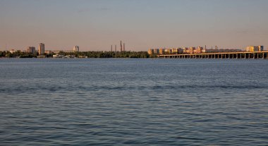 Dnipro, Ukrayna 'daki Dinyeper Nehri üzerindeki Merkez Köprüsü' ne bak..